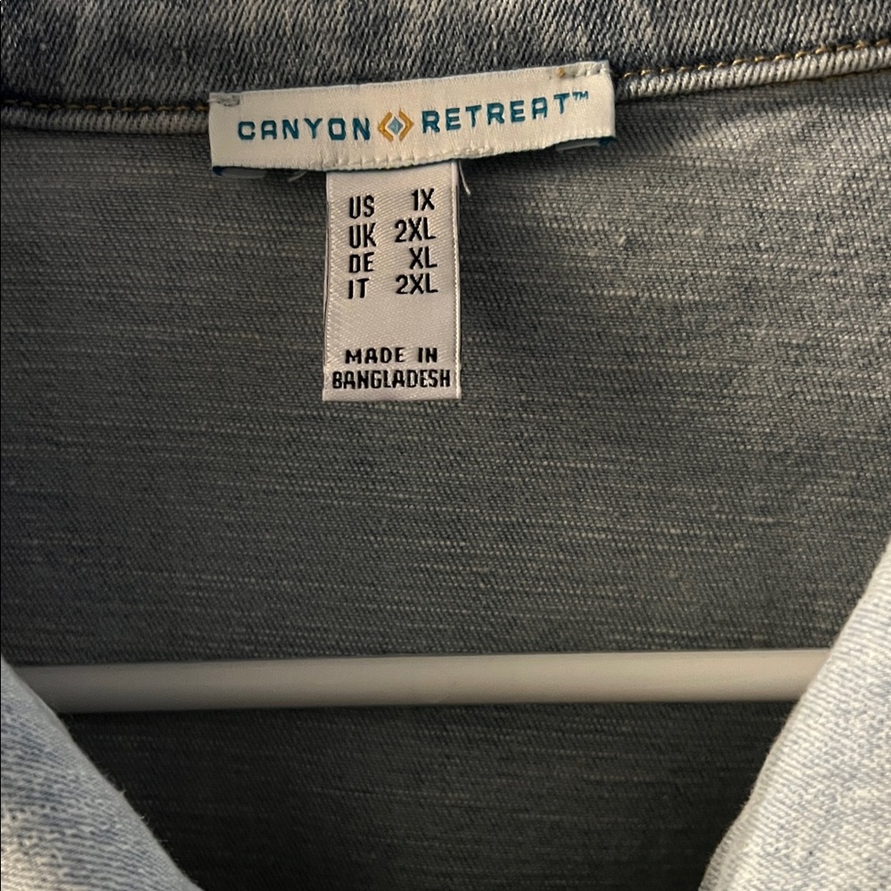 Women's Light Wash Jean Jacket with Frayed Hem - Picture 3 of 7